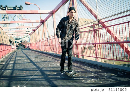 Skateboarder cruise on bridge 21115006