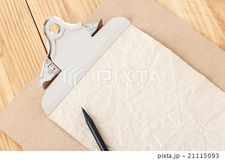 Close up crumpled paperand clip board with metal clip 21115093