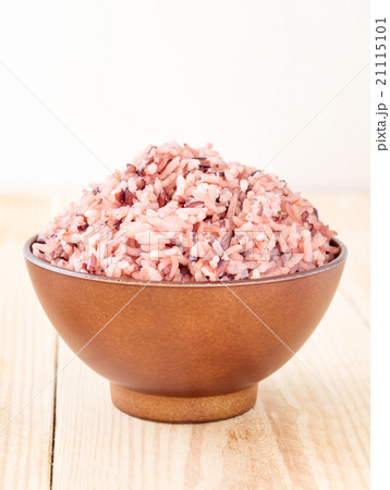 Bowl of steamed brown rice on wood table 21115101