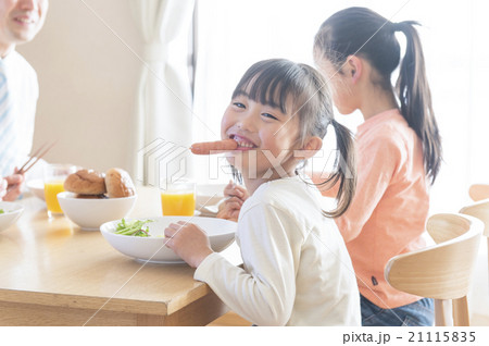 家族で朝食 21115835