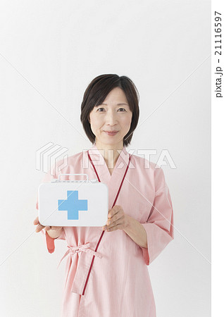 検査着で薬を持つミドル女性 21116597