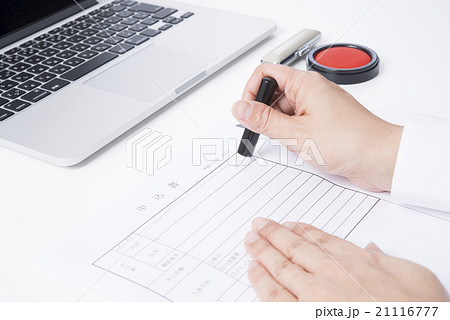 申込書に捺印する女性の手 21116777