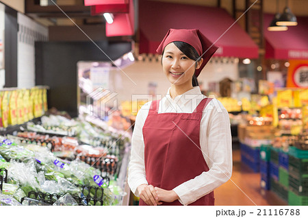 スーパーマーケットの青果売り場 21116788