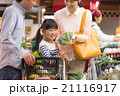 スーパーで買物する家族 21116917