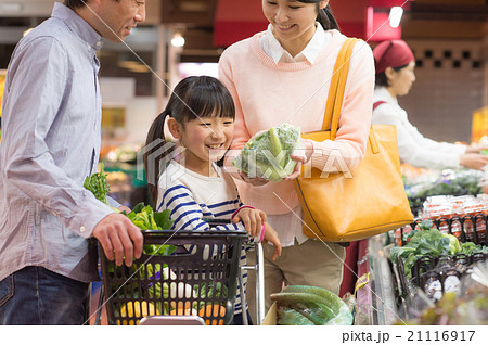 スーパーで買物する家族 スーパーで買物する家族 21116917