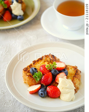ベリーのフレンチトーストでティータイム（ハイアングル） 21118109