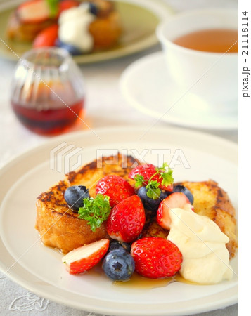 ベリーのフレンチトースト　メイプルシロップ添え（縦位置） 21118114