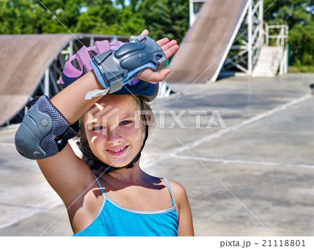 Girl rides his skateboard 21118801
