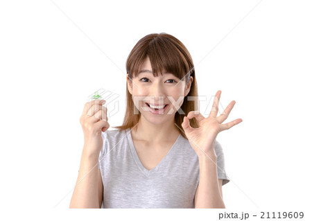 若い女性（目薬） 21119609