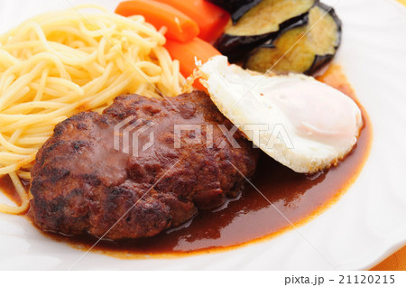 ハンバーグと目玉焼き 21120215