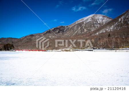 全面凍結の大沼と赤城山 全面凍結の大沼と赤城山 21120416