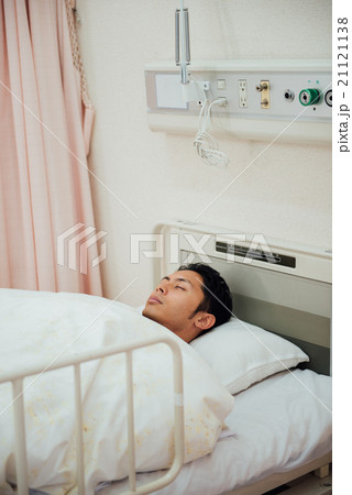 寝ている患者 21121138