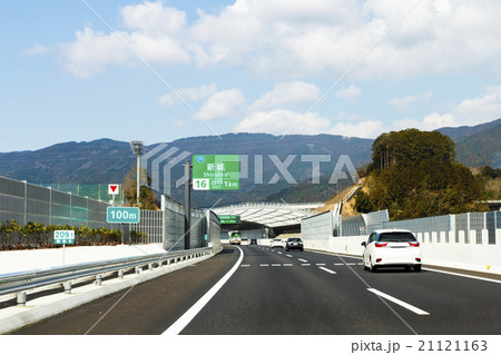 16年3月に開通した新東名高速道路の浜松いなさjctから豊田東jctの間の新城ic手前の写真素材