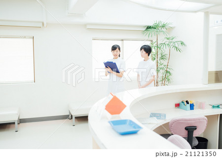 会話をする看護師２人 21121350