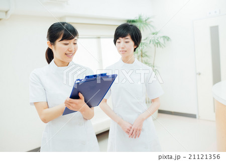 会話をする看護師2人 会話をする看護師2人 21121356