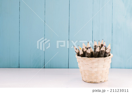 pencil in woven basket pencil in woven basket 21123011
