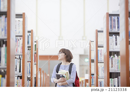 本を探す学生 21123338
