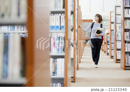 本を探す学生 本を探す学生 21123340