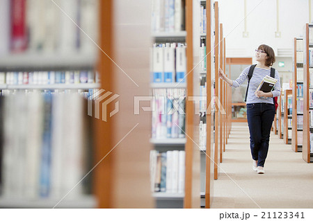 本を探す学生 本を探す学生 21123341