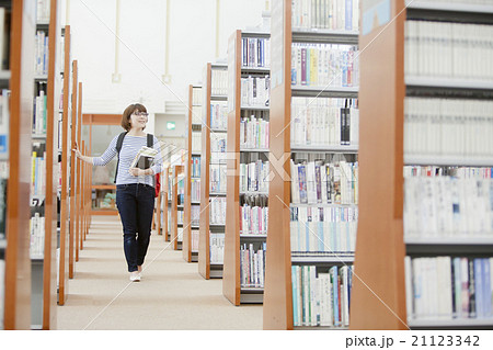 本を探す学生 本を探す学生 21123342