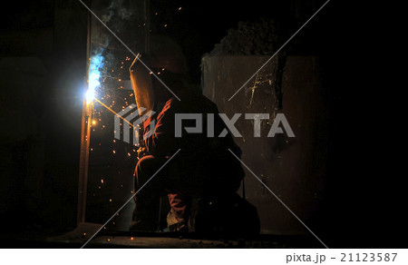 worker welding steel 21123587