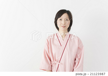 検査着のミドル女性 21123987