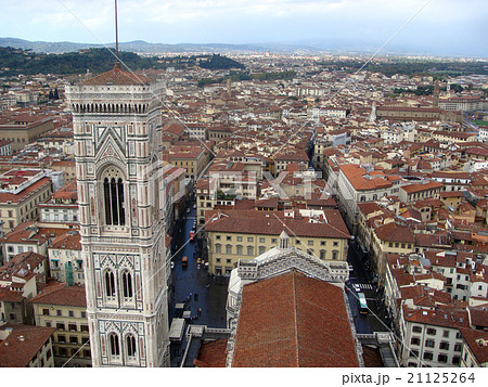 イタリア フィレンツェ 見下ろした町並みと塔の写真素材