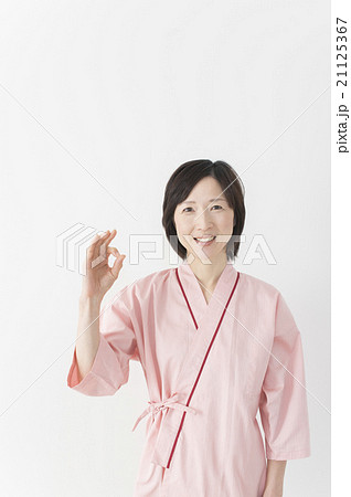 検査着のミドル女性 21125367