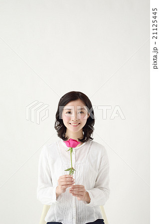 バラと女性 バラと女性 21125445