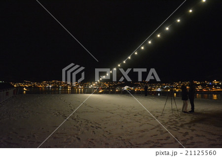 雪が積もった船デッキと港町シェルヴォイの夜景 北欧ノルウェー 21125560