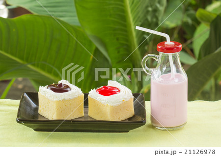 Mini cake and Strawberry flavour milk Mini cake and Strawberry flavour milk 21126978