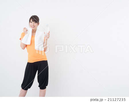 ペットボトルを持って汗を拭く女性 21127235