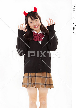 頭に悪魔の角を付けて楽しそうな可愛らしい女子校生 頭に悪魔の角を付けて楽しそうな可愛らしい女子校生 21131175
