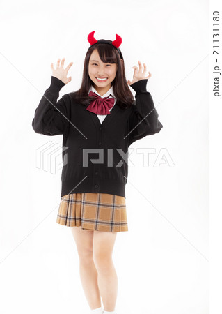 頭に悪魔の角を付けて楽しそうな可愛らしい女子校生 頭に悪魔の角を付けて楽しそうな可愛らしい女子校生 21131180