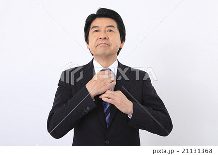 ネクタイを直すビジネスマン 21131368