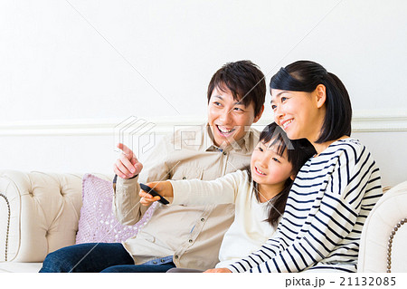 3人家族 家族団らん 父親 母親 娘 コピースペース 仲のいい家族の写真素材