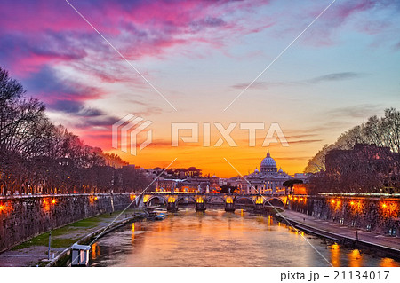 St. Peter's cathedral at night, Rome 21134017