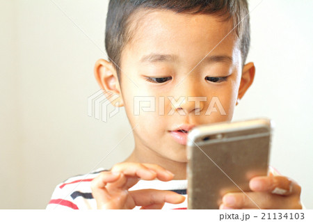 スマートフォンを使う幼児(6歳児) 21134103