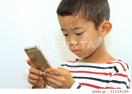 スマートフォンを使う幼児(6歳児) 21134104