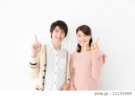 指差しをするカップル 21135409