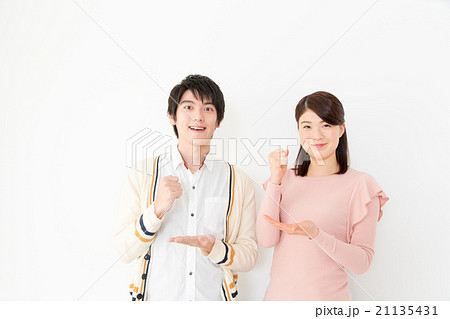 納得するカップル　 21135431