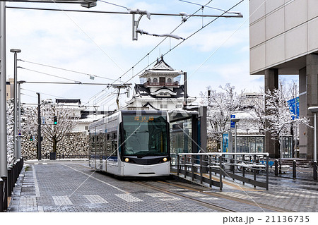 雪の富山城と国際会議場前停留場 21136735