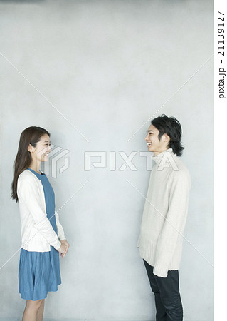向かい合う男女 向かい合う男女 21139127