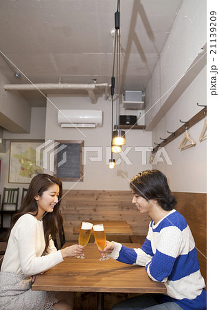 ビールで乾杯する男女 21139209