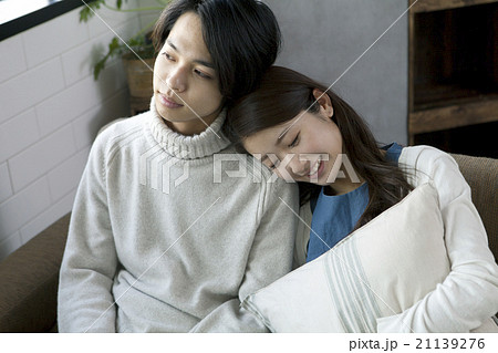 寄り添う男女の写真素材