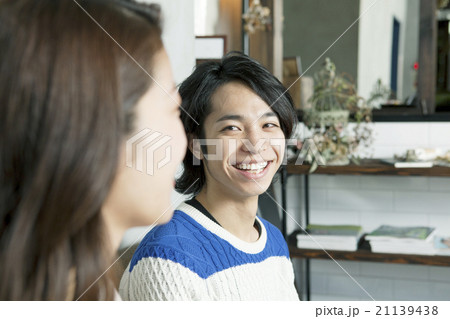 おしゃべりしている男女 21139438