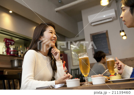 レストランで食事をする男女 レストランで食事をする男女 21139460
