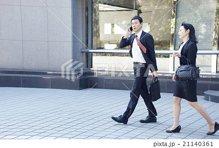 電話するビジネスマン 電話するビジネスマン 21140361