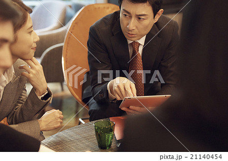 打ち合わせをするビジネスマン 21140454