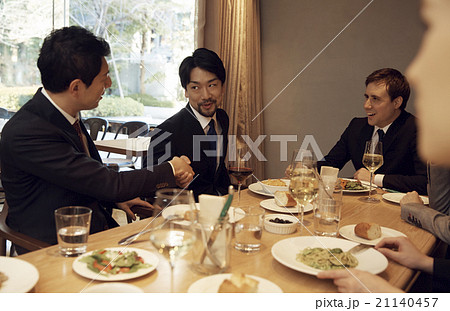 ランチをするビジネスパーソン 21140457